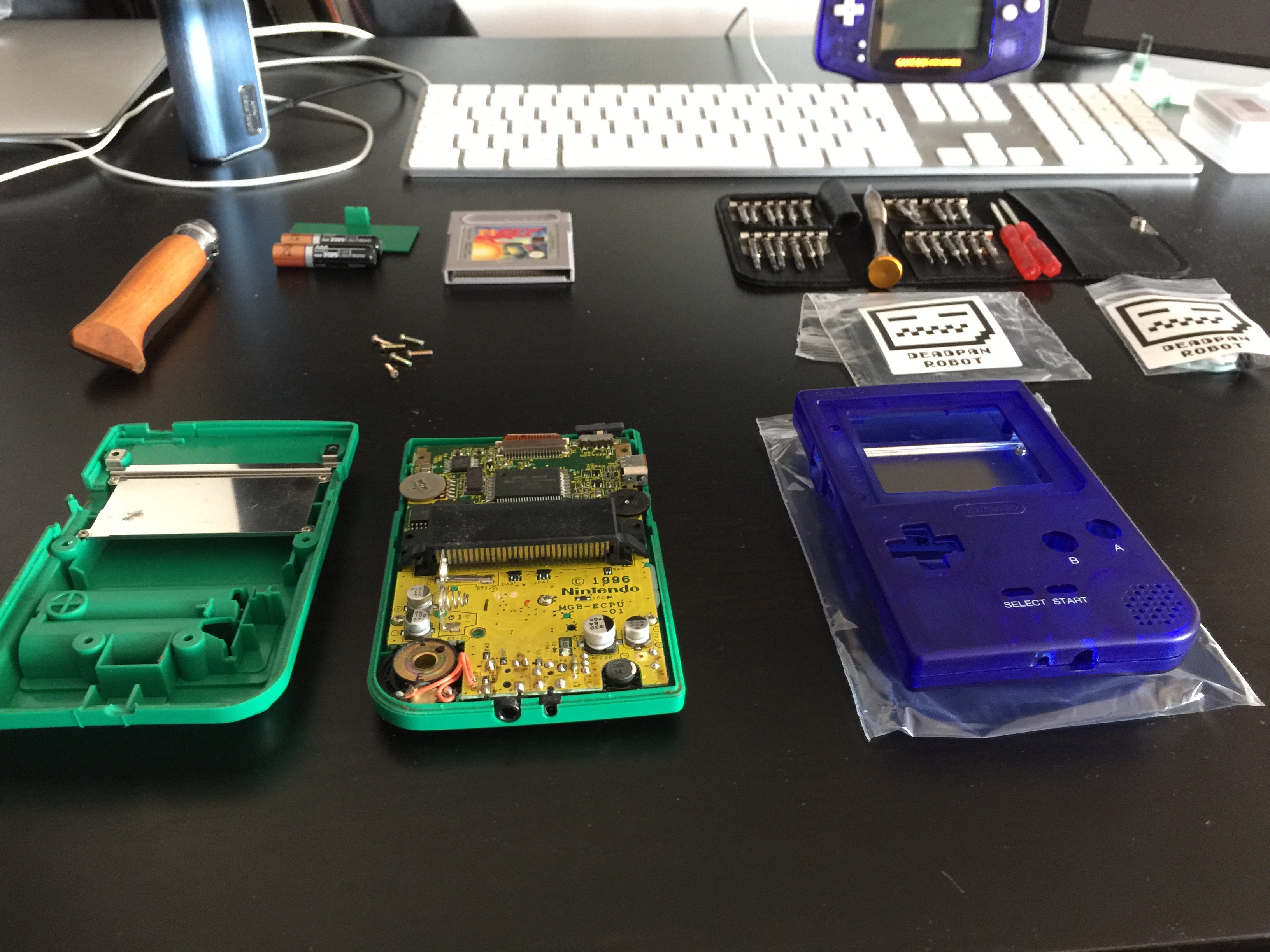 Gameboy Pocket case mod opening the gameboy pocket