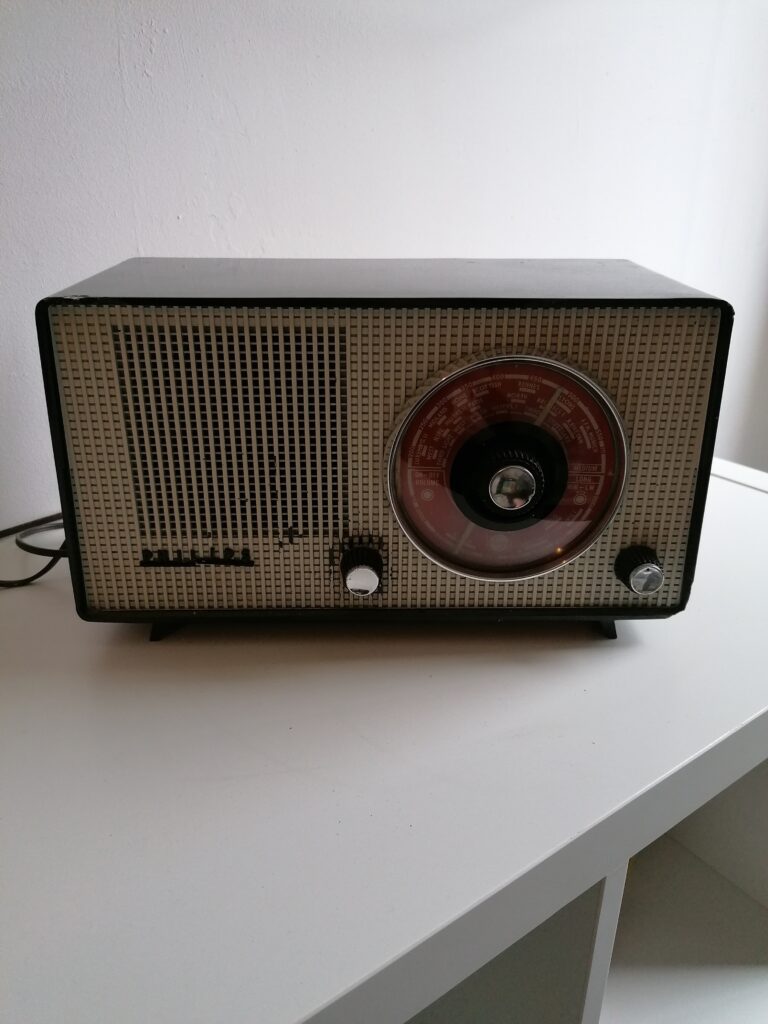Philips B2G81U valve radio