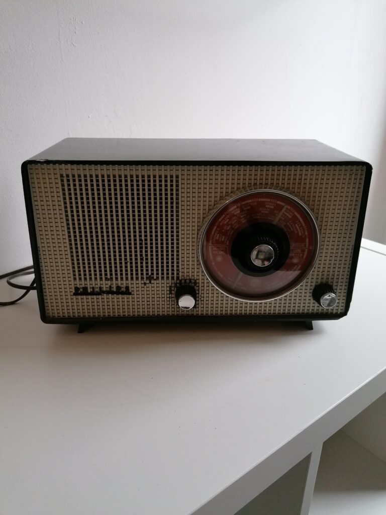 Philips B2G81U valve radio