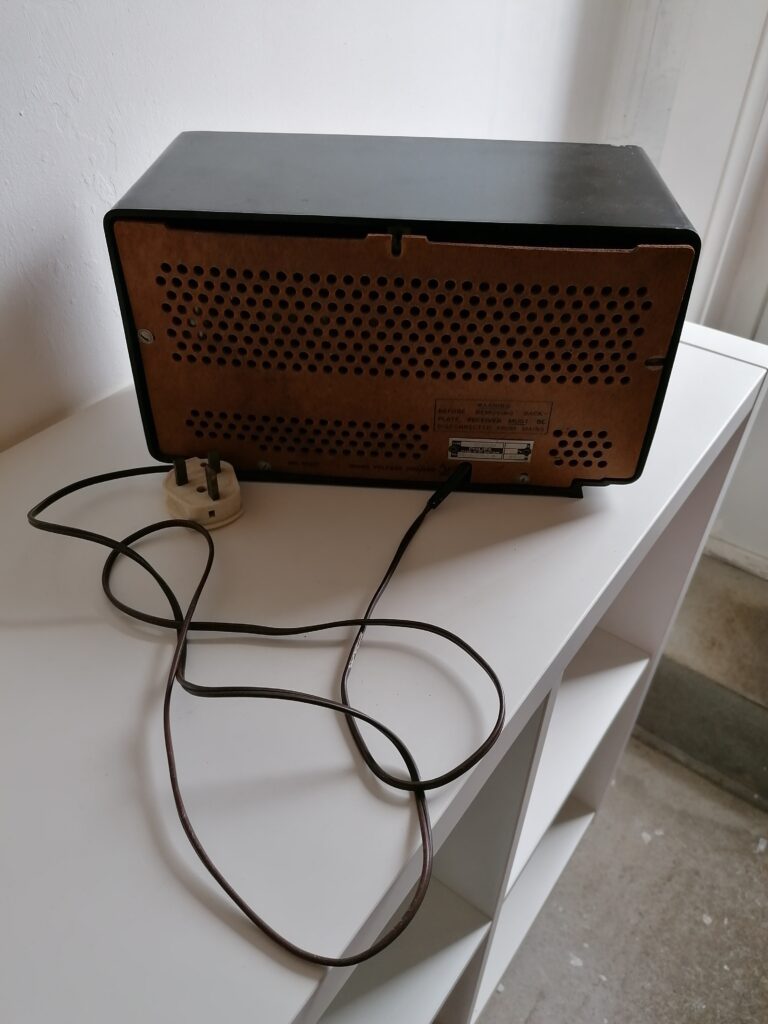 Philips B2G81U valve radio