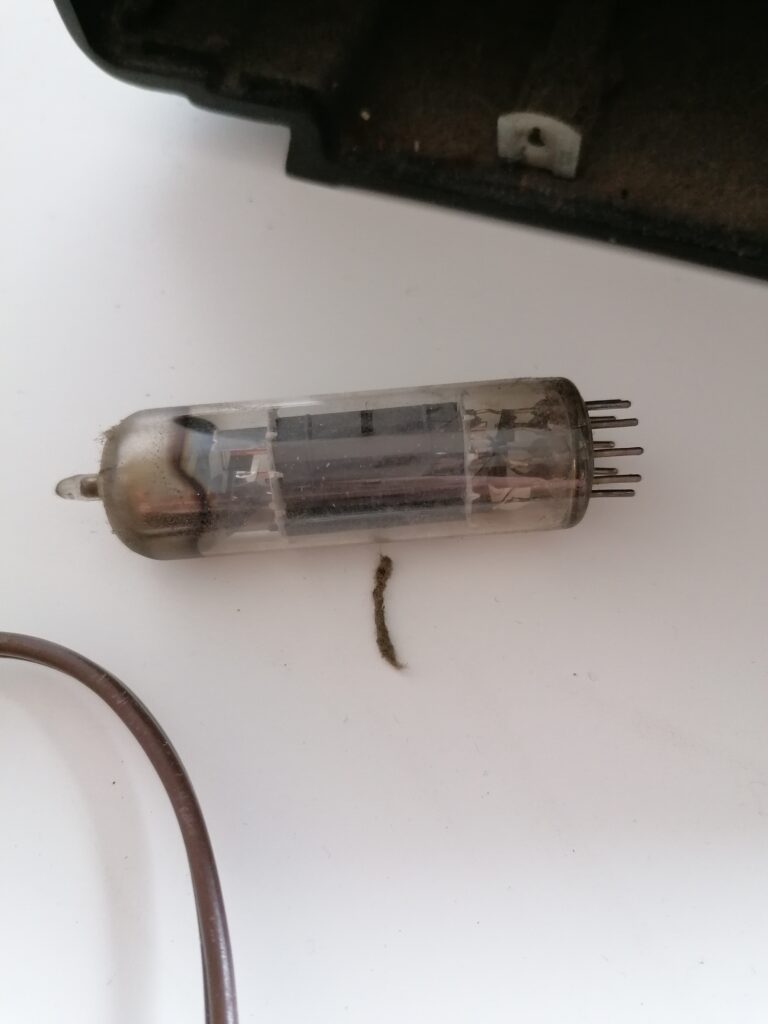 Philips B2G81U valve radio