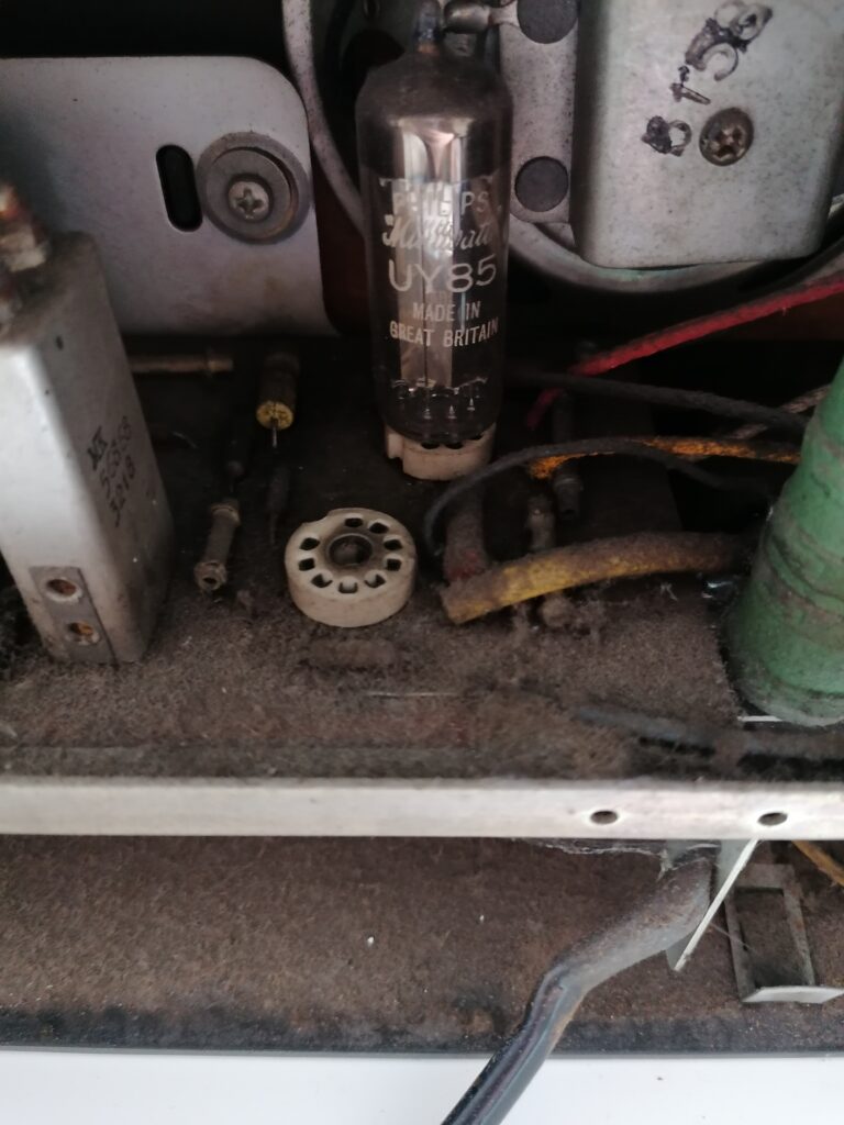 Philips B2G81U valve radio