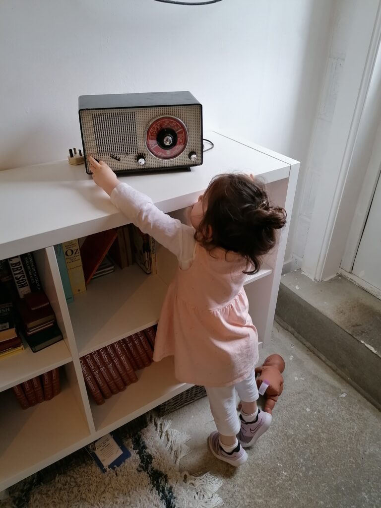 Philips B2G81U valve radio